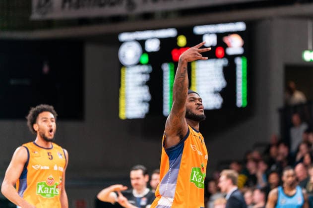 TJ Crockett Jr (Rostock Seawolves, 0) jubelt Jubel, D Shawn Schwartz (Rostock Seawolves, 5), GER, Veolia Towers Hamburg vs Rostock Seawolves, Basketball, Bundesliga, Spieltag 13, Saison 2025 2026, 22.04.2026 GER, Veolia Towers Hamburg vs Rostock Seawolves, Basketball, Bundesliga, Spieltag 13, Saison 2025 2026, 22.04.2026 Hamburg Copyright: xEibner-Pressefoto MaxxVincenx EP_MVN