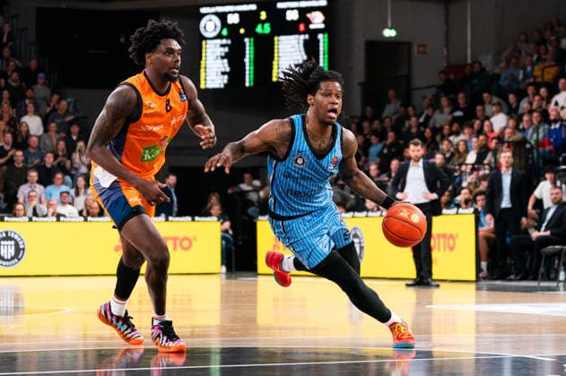 Leonard Thorpe Jr. (Veolia Towers Hamburg, 02) im Dribbling gegen Kassim Nicholson (Rostock Seawolves, 8), GER, Veolia Towers Hamburg vs Rostock Seawolves, Basketball, Bundesliga, Spieltag 13, Saison 2025 2026, 22.04.2026 GER, Veolia Towers Hamburg vs Rostock Seawolves, Basketball, Bundesliga, Spieltag 13, Saison 2025 2026, 22.04.2026 Hamburg Copyright: xEibner-Pressefoto MaxxVincenx EP_MVN