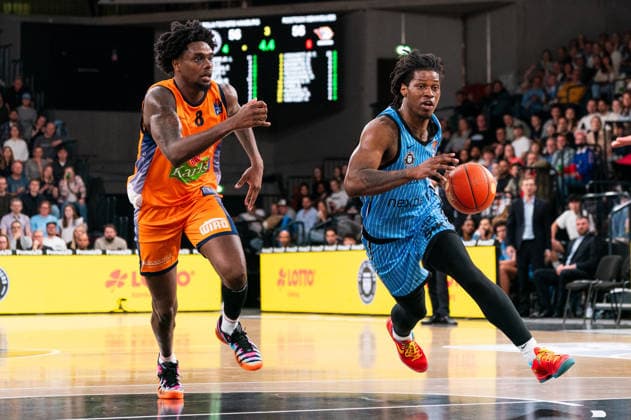 Leonard Thorpe Jr. (Veolia Towers Hamburg, 02) im Dribbling gegen Kassim Nicholson (Rostock Seawolves, 8), GER, Veolia Towers Hamburg vs Rostock Seawolves, Basketball, Bundesliga, Spieltag 13, Saison 2025 2026, 22.04.2026 GER, Veolia Towers Hamburg vs Rostock Seawolves, Basketball, Bundesliga, Spieltag 13, Saison 2025 2026, 22.04.2026 Hamburg Copyright: xEibner-Pressefoto MaxxVincenx EP_MVN