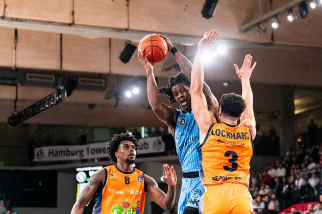 Leonard Thorpe Jr. (Veolia Towers Hamburg, 02) im Zweikampf mit Dominic Lockhart (Rostock Seawolves, 3), GER, Veolia Towers Hamburg vs Rostock Seawolves, Basketball, Bundesliga, Spieltag 13, Saison 2025 2026, 22.04.2026 GER, Veolia Towers Hamburg vs Rostock Seawolves, Basketball, Bundesliga, Spieltag 13, Saison 2025 2026, 22.04.2026 Hamburg Copyright: xEibner-Pressefoto MaxxVincenx EP_MVN