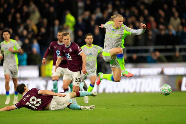 Burnley v Manchester City, Premier League Erling Haaland (9) of Manchester City rides a challenge from Hjalmar Ekdal (18) of Burnley during the Premier League match between Burnley and Manchester City at Turf Moor, Burnley, UK on 22 April 2026. Burnley Turf Moor Lancashire UK Editorial use only DataCo restrictions apply See www.football-dataco.com , Copyright: xConorxMolloyx PSI-24117-0049