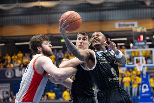 Matt Nicholson (MCR, 34), Jure Planinic (MBC, 44), Charles Callison (MBC, 23), Syntainics MBC vs. Manchester Basketball, European North Basketball League, Final Four, Halbfinale 2025 26, Deutschland England, 22.04.2026. Weissenfels Stadthalle Sachsen-Anhalt Deutschland