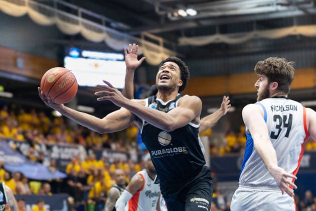 Marcus Foster (MBC, 5), Matt Nicholson (MCR, 34), Syntainics MBC vs. Manchester Basketball, European North Basketball League, Final Four, Halbfinale 2025 26, Deutschland England, 22.04.2026. Weissenfels Stadthalle Sachsen-Anhalt Deutschland
