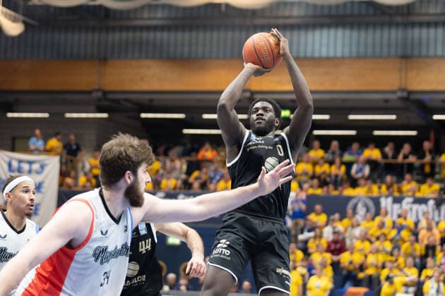 Matt Nicholson (MCR, 34), Khyri Thomas (MBC, 0), Syntainics MBC vs. Manchester Basketball, European North Basketball League, Final Four, Halbfinale 2025 26, Deutschland England, 22.04.2026. Weissenfels Stadthalle Sachsen-Anhalt Deutschland