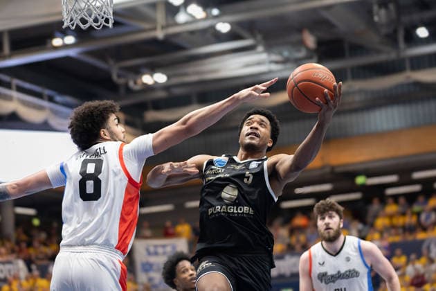 DJ Mitchell (MCR, 8), Marcus Foster (MBC, 5), Syntainics MBC vs. Manchester Basketball, European North Basketball League, Final Four, Halbfinale 2025 26, Deutschland England, 22.04.2026. Weissenfels Stadthalle Sachsen-Anhalt Deutschland
