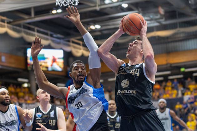 Duke Shelton (MCR, 30), Jure Planinic (MBC, 44), Syntainics MBC vs. Manchester Basketball, European North Basketball League, Final Four, Halbfinale 2025 26, Deutschland England, 22.04.2026. Weissenfels Stadthalle Sachsen-Anhalt Deutschland