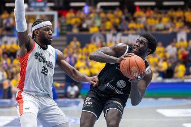 Tim Adetukasi (MCR, 22), Khyri Thomas (MBC, 0), Syntainics MBC vs. Manchester Basketball, European North Basketball League, Final Four, Halbfinale 2025 26, Deutschland England, 22.04.2026. Weissenfels Stadthalle Sachsen-Anhalt Deutschland