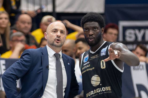 Milenko Bogicevic (MBC, Head Coach), Khyri Thomas (MBC, 0), Syntainics MBC vs. Manchester Basketball, European North Basketball League, Final Four, Halbfinale 2025 26, Deutschland England, 22.04.2026. Weissenfels Stadthalle Sachsen-Anhalt Deutschland