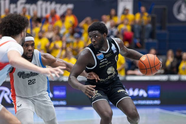 Tim Adetukasi (MCR, 22), Khyri Thomas (MBC, 0), Syntainics MBC vs. Manchester Basketball, European North Basketball League, Final Four, Halbfinale 2025 26, Deutschland England, 22.04.2026. Weissenfels Stadthalle Sachsen-Anhalt Deutschland