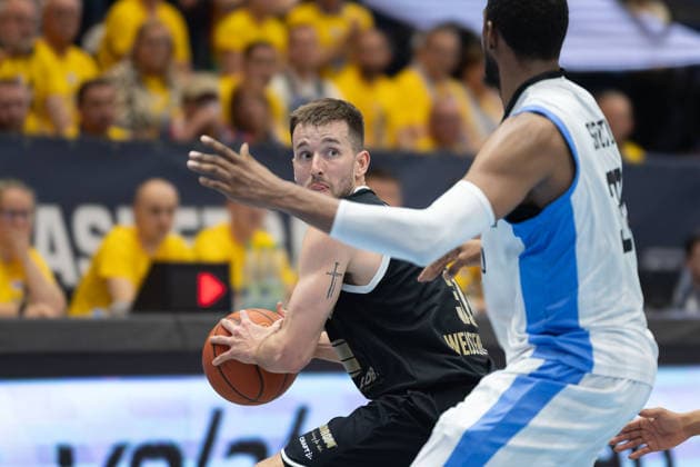 Spencer Reaves (MBC, 31), Duke Shelton (MCR, 30), Syntainics MBC vs. Manchester Basketball, European North Basketball League, Final Four, Halbfinale 2025 26, Deutschland England, 22.04.2026. Weissenfels Stadthalle Sachsen-Anhalt Deutschland