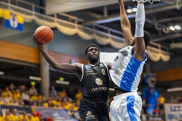 Khyri Thomas (MBC, 0), Duke Shelton (MCR, 30), Syntainics MBC vs. Manchester Basketball, European North Basketball League, Final Four, Halbfinale 2025 26, Deutschland England, 22.04.2026. Weissenfels Stadthalle Sachsen-Anhalt Deutschland