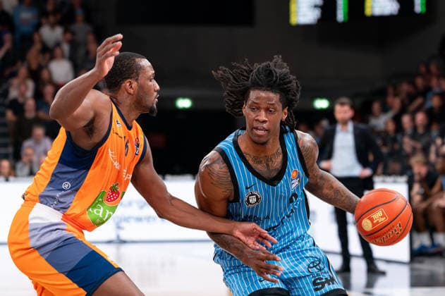 Leonard Thorpe Jr. (Veolia Towers Hamburg, 02) im Dribbling gegen Phillip Greene IV (Rostock Seawolves, 16), GER, Veolia Towers Hamburg vs Rostock Seawolves, Basketball, Bundesliga, Spieltag 13, Saison 2025 2026, 22.04.2026 GER, Veolia Towers Hamburg vs Rostock Seawolves, Basketball, Bundesliga, Spieltag 13, Saison 2025 2026, 22.04.2026 Hamburg Copyright: xEibner-Pressefoto MaxxVincenx EP_MVN