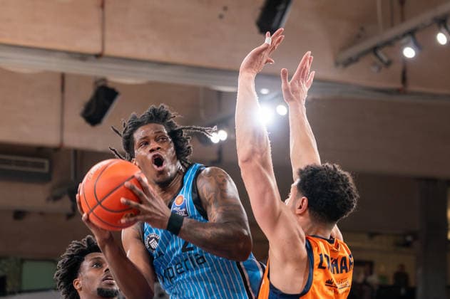 Leonard Thorpe Jr. (Veolia Towers Hamburg, 02) im Zweikampf mit Dominic Lockhart (Rostock Seawolves, 3), GER, Veolia Towers Hamburg vs Rostock Seawolves, Basketball, Bundesliga, Spieltag 13, Saison 2025 2026, 22.04.2026 GER, Veolia Towers Hamburg vs Rostock Seawolves, Basketball, Bundesliga, Spieltag 13, Saison 2025 2026, 22.04.2026 Hamburg Copyright: xEibner-Pressefoto MaxxVincenx EP_MVN