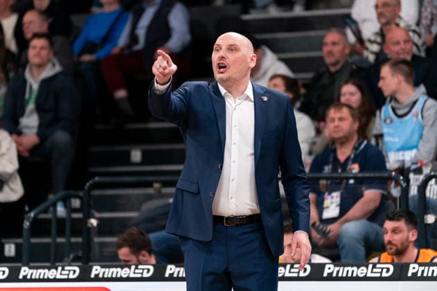 Przemysław Frasunkiewicz (Rostock Seawolves, Trainer) gibt Spieler Anweisungen, GER, Veolia Towers Hamburg vs Rostock Seawolves, Basketball, Bundesliga, Spieltag 13, Saison 2025 2026, 22.04.2026 GER, Veolia Towers Hamburg vs Rostock Seawolves, Basketball, Bundesliga, Spieltag 13, Saison 2025 2026, 22.04.2026 Hamburg Copyright: xEibner-Pressefoto MaxxVincenx EP_MVN