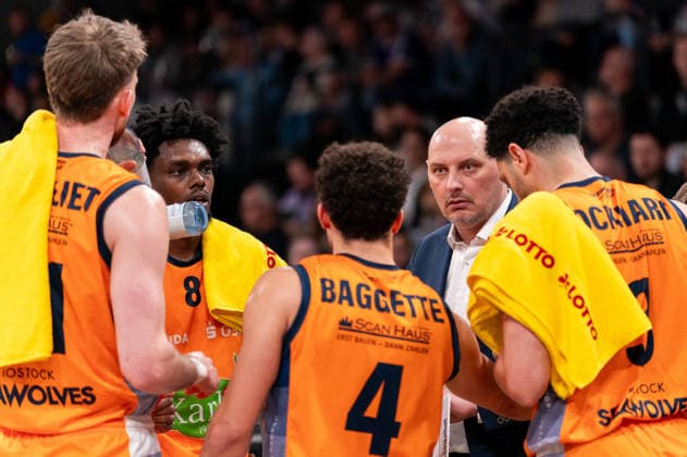 Przemysław Frasunkiewicz (Rostock Seawolves, Trainer) Timeout Auszeit, GER, Veolia Towers Hamburg vs Rostock Seawolves, Basketball, Bundesliga, Spieltag 13, Saison 2025 2026, 22.04.2026 GER, Veolia Towers Hamburg vs Rostock Seawolves, Basketball, Bundesliga, Spieltag 13, Saison 2025 2026, 22.04.2026 Hamburg Copyright: xEibner-Pressefoto MaxxVincenx EP_MVN