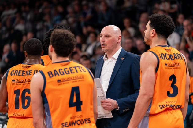 Przemysław Frasunkiewicz (Rostock Seawolves, Trainer) Timeout Auszeit, GER, Veolia Towers Hamburg vs Rostock Seawolves, Basketball, Bundesliga, Spieltag 13, Saison 2025 2026, 22.04.2026 GER, Veolia Towers Hamburg vs Rostock Seawolves, Basketball, Bundesliga, Spieltag 13, Saison 2025 2026, 22.04.2026 Hamburg Copyright: xEibner-Pressefoto MaxxVincenx EP_MVN