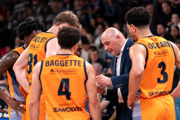 Przemysław Frasunkiewicz (Rostock Seawolves, Trainer) Timeout Auszeit, GER, Veolia Towers Hamburg vs Rostock Seawolves, Basketball, Bundesliga, Spieltag 13, Saison 2025 2026, 22.04.2026 GER, Veolia Towers Hamburg vs Rostock Seawolves, Basketball, Bundesliga, Spieltag 13, Saison 2025 2026, 22.04.2026 Hamburg Copyright: xEibner-Pressefoto MaxxVincenx EP_MVN
