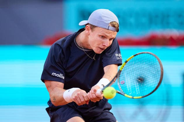 Mutua Madrid Open - Day Three Jesper De Jong of Netherlands plays a backhand against Rafael Jodar of Spain during the MenÕs Singles match on day three of the Mutua Madrid Open at Caja Magica on April 22, 2026, in Madrid, Spain. Madrid Caja Magica Madrid Spain RL_MMO2K26_000608 Copyright: xRicardoxLarreinax