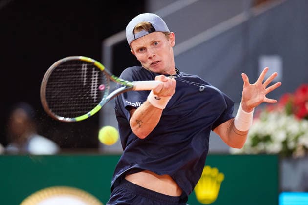 Mutua Madrid Open - Day Three Jesper De Jong of Netherlands plays a forehand against Rafael Jodar of Spain during the MenÕs Singles match on day three of the Mutua Madrid Open at Caja Magica on April 22, 2026, in Madrid, Spain. Madrid Caja Magica Madrid Spain RL_MMO2K26_000637 Copyright: xRicardoxLarreinax