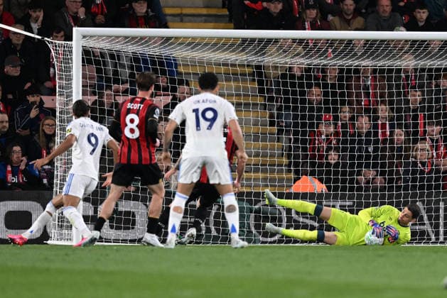 Bournemouth v Leeds United, Premier League Djordje Petrovic (1) of AFC Bournemouth makes a save during the Premier League match between Bournemouth and Leeds United at the Vitality Stadium, Bournemouth, UK on 22 April 2026. Bournemouth Vitality Stadium Dorset UK Editorial use only DataCo restrictions apply See www.football-dataco.com , Copyright: xGrahamxHuntx PSI-24147-0073