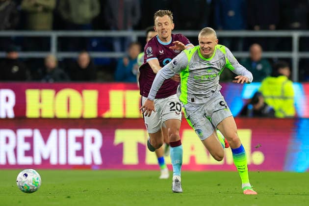 Burnley v Manchester City, Premier League Erling Haaland (9) of Manchester City runs from James Ward-Prowse (20) of Burnley during the Premier League match between Burnley and Manchester City at Turf Moor, Burnley, UK on 22 April 2026. Burnley Turf Moor Lancashire UK Editorial use only DataCo restrictions apply See www.football-dataco.com , Copyright: xConorxMolloyx PSI-24117-0066