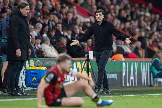 AFC Bournemouth v Leeds United, Premier League Bournemouth Manager Andoni Iraola ESP reacts and gestures during the AFC Bournemouth v Leeds United Premier League match at Vitality Stadium, Bournemouth, England on 22 April 2026 Credit: Robbie Hoad Every Second Media Editorial use only. All images are copyright Every Second Media Limited. No images may be reproduced without prior permission. All rights reserved. Premier League and Football League images are subject to licensing agreements with Football DataCo Limited. see https: www.football-dataco.com Copyright: xIMAGO EveryxSecondxMediax ESM-1935-0022 RobbiexHoadx xEveryxSecondxMediax