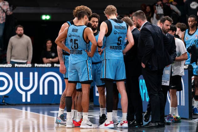Veolia Towers Hamburg beim Huddle, Kenneth Ogbe (Veolia Towers Hamburg, 25), Devon Daniels (Veolia Towers Hamburg, 21), Zsombor Maronka (Veolia Towers Hamburg, 05), GER, Veolia Towers Hamburg vs Rostock Seawolves, Basketball, Bundesliga, Spieltag 13, Saison 2025 2026, 22.04.2026 GER, Veolia Towers Hamburg vs Rostock Seawolves, Basketball, Bundesliga, Spieltag 13, Saison 2025 2026, 22.04.2026 Hamburg Copyright: xEibner-Pressefoto MaxxVincenx EP_MVN