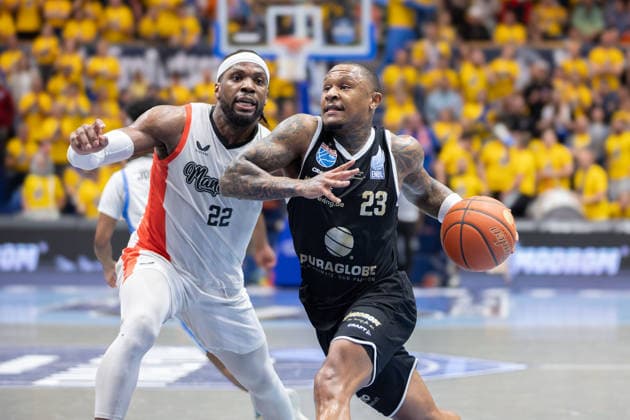 Tim Adetukasi (MCR, 22), Charles Callison (MBC, 23), Syntainics MBC vs. Manchester Basketball, European North Basketball League, Final Four, Halbfinale 2025 26, Deutschland England, 22.04.2026. Weissenfels Stadthalle Sachsen-Anhalt Deutschland