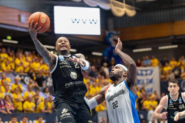 Charles Callison (MBC, 23), Tim Adetukasi (MCR, 22), Syntainics MBC vs. Manchester Basketball, European North Basketball League, Final Four, Halbfinale 2025 26, Deutschland England, 22.04.2026. Weissenfels Stadthalle Sachsen-Anhalt Deutschland