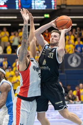 Max Jones (MCR, 2), Spencer Reaves (MBC, 31), Syntainics MBC vs. Manchester Basketball, European North Basketball League, Final Four, Halbfinale 2025 26, Deutschland England, 22.04.2026. Weissenfels Stadthalle Sachsen-Anhalt Deutschland