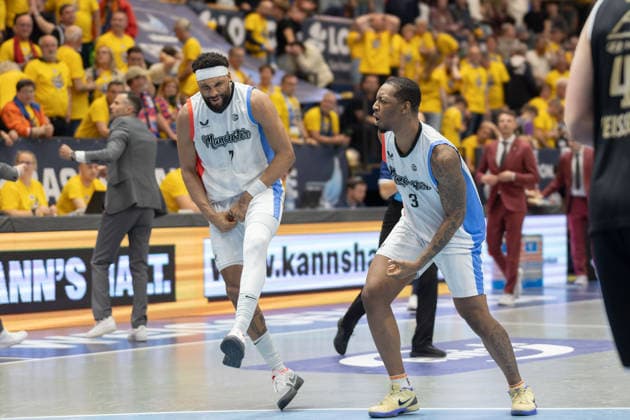 Manchesterv Spieler jubeln nach dem 89:86 Sieg, Syntainics MBC vs. Manchester Basketball, European North Basketball League, Final Four, Halbfinale 2025 26, Deutschland England, 22.04.2026. Weissenfels Stadthalle Sachsen-Anhalt Deutschland