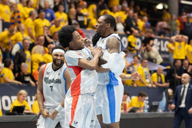Manchesterv Spieler jubeln nach dem 89:86 Sieg, Syntainics MBC vs. Manchester Basketball, European North Basketball League, Final Four, Halbfinale 2025 26, Deutschland England, 22.04.2026. Weissenfels Stadthalle Sachsen-Anhalt Deutschland