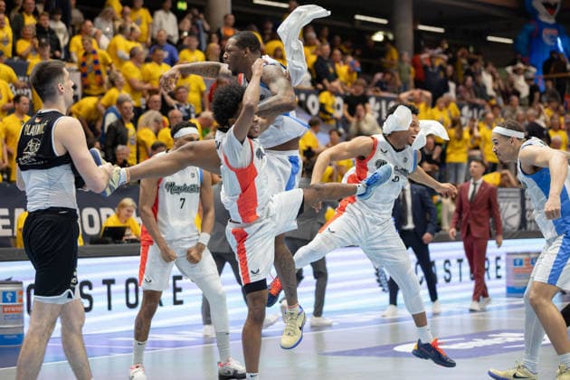 Manchesterv Spieler jubeln nach dem 89:86 Sieg, Syntainics MBC vs. Manchester Basketball, European North Basketball League, Final Four, Halbfinale 2025 26, Deutschland England, 22.04.2026. Weissenfels Stadthalle Sachsen-Anhalt Deutschland