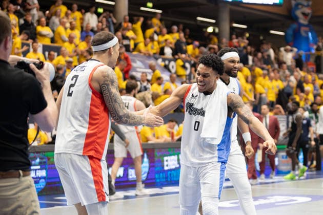Manchesterv Spieler jubeln nach dem 89:86 Sieg, Syntainics MBC vs. Manchester Basketball, European North Basketball League, Final Four, Halbfinale 2025 26, Deutschland England, 22.04.2026. Weissenfels Stadthalle Sachsen-Anhalt Deutschland