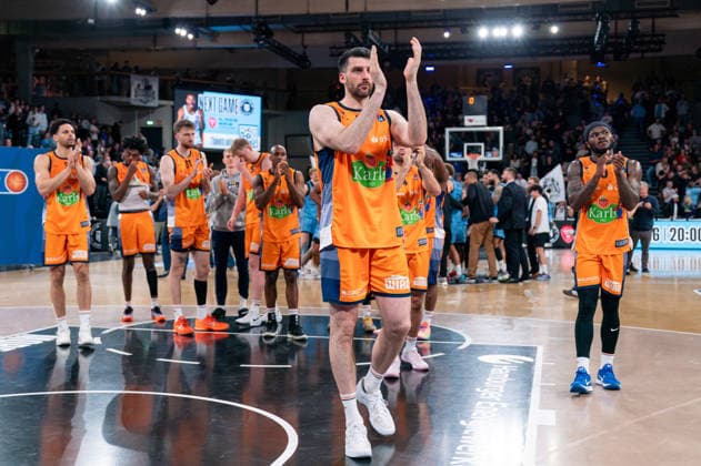 Rostocker Mannschaft enttaeuscht Enttaeuschung nach Niederlage, Owen Klassen (Rostock Seawolves, 29), TJ Crockett Jr (Rostock Seawolves, 0), GER, Veolia Towers Hamburg vs Rostock Seawolves, Basketball, Bundesliga, Spieltag 13, Saison 2025 2026, 22.04.2026 GER, Veolia Towers Hamburg vs Rostock Seawolves, Basketball, Bundesliga, Spieltag 13, Saison 2025 2026, 22.04.2026 Hamburg Copyright: xEibner-Pressefoto MaxxVincenx EP_MVN