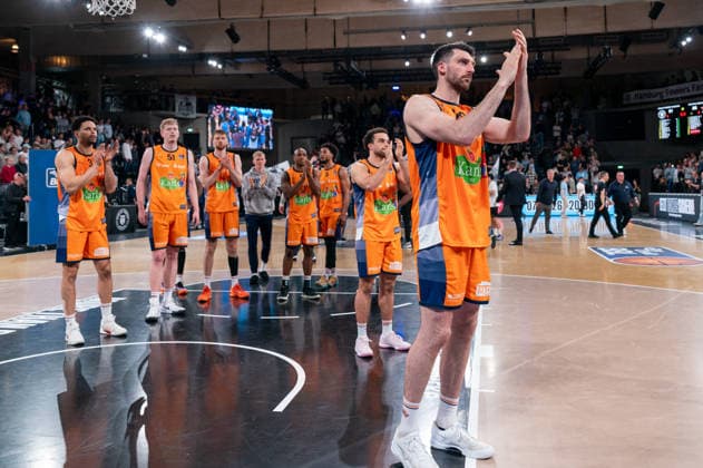 Rostocker Mannschaft enttaeuscht Enttaeuschung nach Niederlage, Owen Klassen (Rostock Seawolves, 29), GER, Veolia Towers Hamburg vs Rostock Seawolves, Basketball, Bundesliga, Spieltag 13, Saison 2025 2026, 22.04.2026 GER, Veolia Towers Hamburg vs Rostock Seawolves, Basketball, Bundesliga, Spieltag 13, Saison 2025 2026, 22.04.2026 Hamburg Copyright: xEibner-Pressefoto MaxxVincenx EP_MVN