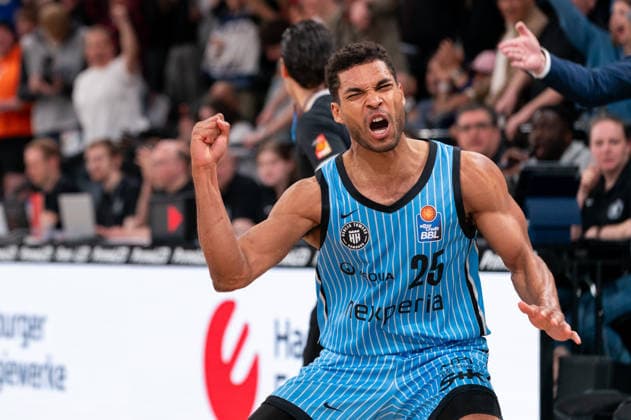Kenneth Ogbe (Veolia Towers Hamburg, 25) jubelt Jubel nach Sieg Spielende, GER, Veolia Towers Hamburg vs Rostock Seawolves, Basketball, Bundesliga, Spieltag 13, Saison 2025 2026, 22.04.2026 GER, Veolia Towers Hamburg vs Rostock Seawolves, Basketball, Bundesliga, Spieltag 13, Saison 2025 2026, 22.04.2026 Hamburg *** Kenneth Ogbe Veolia Towers Hamburg, 25 cheers after victory end of game, GER, Veolia Towers Hamburg vs Rostock Seawolves, Basketball, Bundesliga, Matchday 13, Season 2025 2026, 22 04 2026 GER, Veolia Towers Hamburg vs Rostock Seawolves, Basketball, Bundesliga, Matchday 13, Season 2025 2026, 22 04 2026 Hamburg Copyright: xEibner-Pressefoto MaxxVincenx EP_MVN