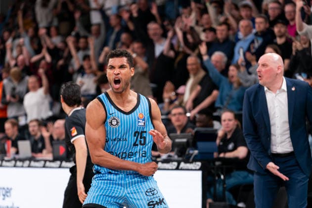Kenneth Ogbe (Veolia Towers Hamburg, 25) jubelt Jubel nach Sieg Spielende, Przemyslaw Frasunkiewicz (Rostock Seawolves, Trainer) sauer, GER, Veolia Towers Hamburg vs Rostock Seawolves, Basketball, Bundesliga, Spieltag 13, Saison 2025 2026, 22.04.2026 GER, Veolia Towers Hamburg vs Rostock Seawolves, Basketball, Bundesliga, Spieltag 13, Saison 2025 2026, 22.04.2026 Hamburg Copyright: xEibner-Pressefoto MaxxVincenx EP_MVN