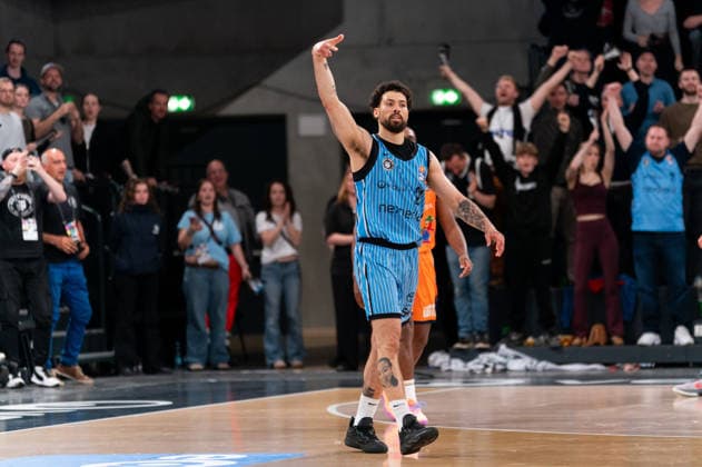 Devon Daniels (Veolia Towers Hamburg, 21) jubelt Jubel nach Sieg Spielende, GER, Veolia Towers Hamburg vs Rostock Seawolves, Basketball, Bundesliga, Spieltag 13, Saison 2025 2026, 22.04.2026 GER, Veolia Towers Hamburg vs Rostock Seawolves, Basketball, Bundesliga, Spieltag 13, Saison 2025 2026, 22.04.2026 Hamburg Copyright: xEibner-Pressefoto MaxxVincenx EP_MVN