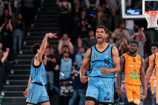 Kenneth Ogbe (Veolia Towers Hamburg, 25) und Devon Daniels (Veolia Towers Hamburg, 21) jubelt Jubel nach Sieg Spielende, TJ Crockett Jr (Rostock Seawolves, 0) enttaeuscht Enttaeuschung, GER, Veolia Towers Hamburg vs Rostock Seawolves, Basketball, Bundesliga, Spieltag 13, Saison 2025 2026, 22.04.2026 GER, Veolia Towers Hamburg vs Rostock Seawolves, Basketball, Bundesliga, Spieltag 13, Saison 2025 2026, 22.04.2026 Hamburg Copyright: xEibner-Pressefoto MaxxVincenx EP_MVN