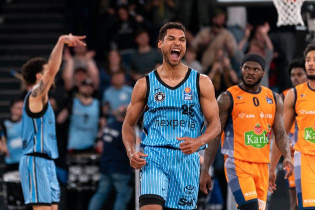 Kenneth Ogbe (Veolia Towers Hamburg, 25) und Devon Daniels (Veolia Towers Hamburg, 21) jubelt Jubel nach Sieg Spielende, TJ Crockett Jr (Rostock Seawolves, 0) enttaeuscht Enttaeuschung, GER, Veolia Towers Hamburg vs Rostock Seawolves, Basketball, Bundesliga, Spieltag 13, Saison 2025 2026, 22.04.2026 GER, Veolia Towers Hamburg vs Rostock Seawolves, Basketball, Bundesliga, Spieltag 13, Saison 2025 2026, 22.04.2026 Hamburg Copyright: xEibner-Pressefoto MaxxVincenx EP_MVN