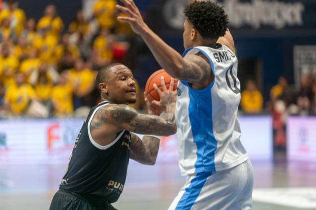 Charles Callison (Syntainics MBC, 23) im Duell gegen Pjay Smith (Manchester Basketball Club, 00) GER, Syntainics MBC vs. Manchester Basketball Club, Basketball, European North Basketball League, Halbinale, Saison 2025 2026, 22.04.2026 GER, Syntainics MBC vs. Manchester Basketball Club, Basketball, European North Basketball League, Halbinale, Saison 2025 2026, 22.04.2026 Weissenfels Copyright: xEibner-Pressefoto PiaxSchindlerx EP_PSR