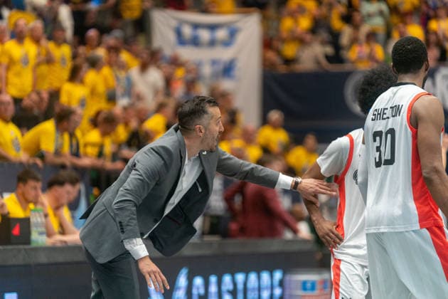 Matthew Otten (Manchester Basketball Club, Chef-Trainer) instruiert seine Spieler 10 Sekunden vor Abpfiff noch einmal GER, Syntainics MBC vs. Manchester Basketball Club, Basketball, European North Basketball League, Halbinale, Saison 2025 2026, 22.04.2026 GER, Syntainics MBC vs. Manchester Basketball Club, Basketball, European North Basketball League, Halbinale, Saison 2025 2026, 22.04.2026 Weissenfels Copyright: xEibner-Pressefoto PiaxSchindlerx EP_PSR
