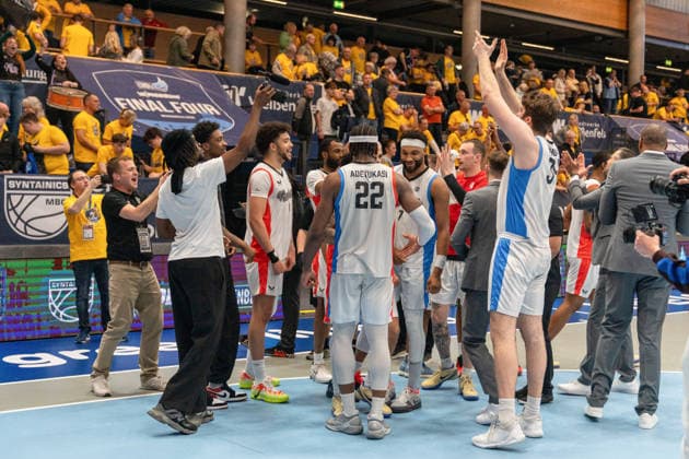 Jubel bei den Spielern des Manchester Basketball Clubs GER, Syntainics MBC vs. Manchester Basketball Club, Basketball, European North Basketball League, Halbinale, Saison 2025 2026, 22.04.2026 GER, Syntainics MBC vs. Manchester Basketball Club, Basketball, European North Basketball League, Halbinale, Saison 2025 2026, 22.04.2026 Weissenfels Copyright: xEibner-Pressefoto PiaxSchindlerx EP_PSR