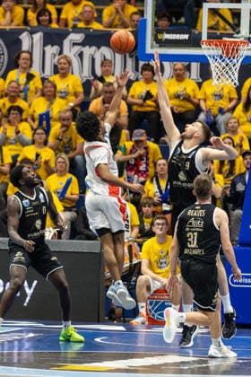 GER, ENBL VIMODROM Final 4, Halbfinale 2, SYNTAINICS MBC - Manchester Basketball. 22.04.2026, Stadthalle, Weißenfels, GER, ENBL VIMODROM Final 4, Halbfinale 2, SYNTAINICS MBC - Manchester Basketball. Jordon Johnson (Manchester Basketball, 11), Kresimir Nikic (Syntainics MBC, 9) Â Foto Alexander Trienitz Weißenfels Stadthalle Sachsen-Anhalt Deutschland