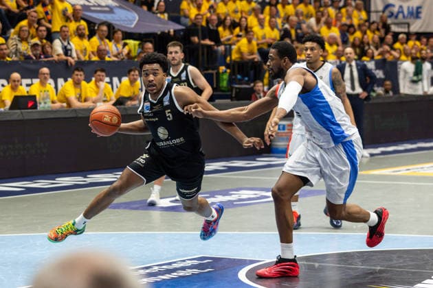 GER, ENBL VIMODROM Final 4, Halbfinale 2, SYNTAINICS MBC - Manchester Basketball. 22.04.2026, Stadthalle, Weißenfels, GER, ENBL VIMODROM Final 4, Halbfinale 2, SYNTAINICS MBC - Manchester Basketball. Khyri Thomas (Syntainics MBC, 0)Marcus Foster (Syntainics MBC, 5), Othniel Shelton (Manchester Basketball, 30) Â Foto Alexander Trienitz Weißenfels Stadthalle Sachsen-Anhalt Deutschland