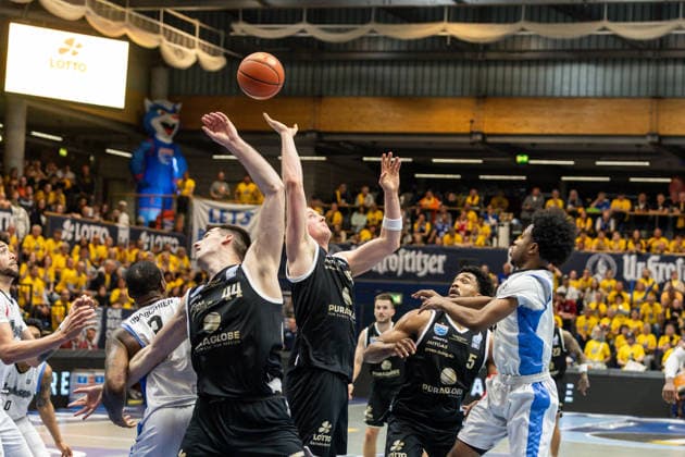 GER, ENBL VIMODROM Final 4, Halbfinale 2, SYNTAINICS MBC - Manchester Basketball. 22.04.2026, Stadthalle, Weißenfels, GER, ENBL VIMODROM Final 4, Halbfinale 2, SYNTAINICS MBC - Manchester Basketball. Jure Planinic (Syntainics MBC, 44), Collin Welp (Syntainics MBC, 40) Â Foto Alexander Trienitz Weißenfels Stadthalle Sachsen-Anhalt Deutschland