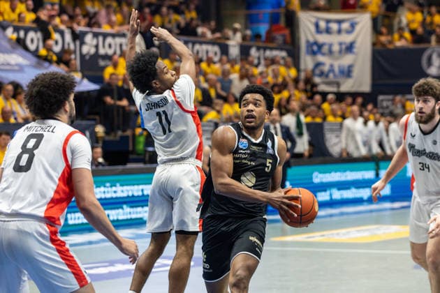 GER, ENBL VIMODROM Final 4, Halbfinale 2, SYNTAINICS MBC - Manchester Basketball. 22.04.2026, Stadthalle, Weißenfels, GER, ENBL VIMODROM Final 4, Halbfinale 2, SYNTAINICS MBC - Manchester Basketball. Marcus Foster (Syntainics MBC, 5), Jordon Johnson (Manchester Basketball, 11) Â Foto Alexander Trienitz Weißenfels Stadthalle Sachsen-Anhalt Deutschland