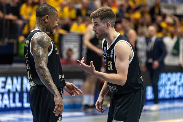 GER, ENBL VIMODROM Final 4, Halbfinale 2, SYNTAINICS MBC - Manchester Basketball. 22.04.2026, Stadthalle, Weißenfels, GER, ENBL VIMODROM Final 4, Halbfinale 2, SYNTAINICS MBC - Manchester Basketball. Charles Callison (Syntainics MBC, 23) spricht mit Spencer Reaves (Syntainics MBC, 31) Â Foto Alexander Trienitz Weißenfels Stadthalle Sachsen-Anhalt Deutschland