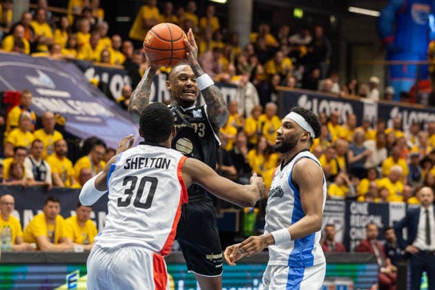GER, ENBL VIMODROM Final 4, Halbfinale 2, SYNTAINICS MBC - Manchester Basketball. 22.04.2026, Stadthalle, Weißenfels, GER, ENBL VIMODROM Final 4, Halbfinale 2, SYNTAINICS MBC - Manchester Basketball. Charles Callison (Syntainics MBC, 23), Othniel Shelton (Manchester Basketball, 30) Â Foto Alexander Trienitz Weißenfels Stadthalle Sachsen-Anhalt Deutschland